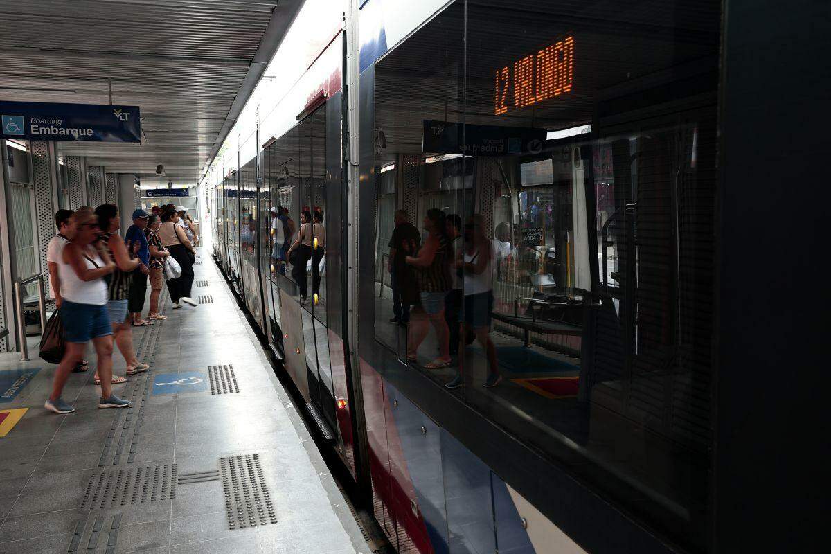 Quem embarcar em uma das 12 estações em Santos da segunda linha do VLT continuará isento da tarifa, de R$ 5,60: falta instalar portas automáticas