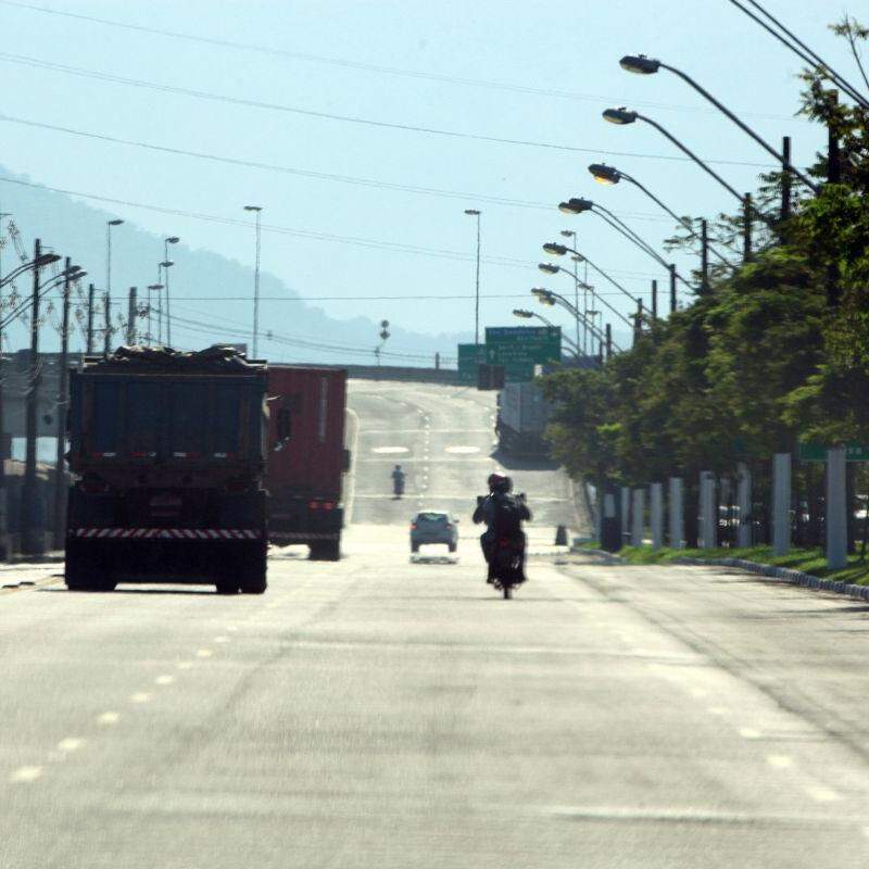 Trânsito de caminhões em Guarujá: obras da segunda fase da Avenida Perimetral da Margem Esquerda serão consideradas durante análise