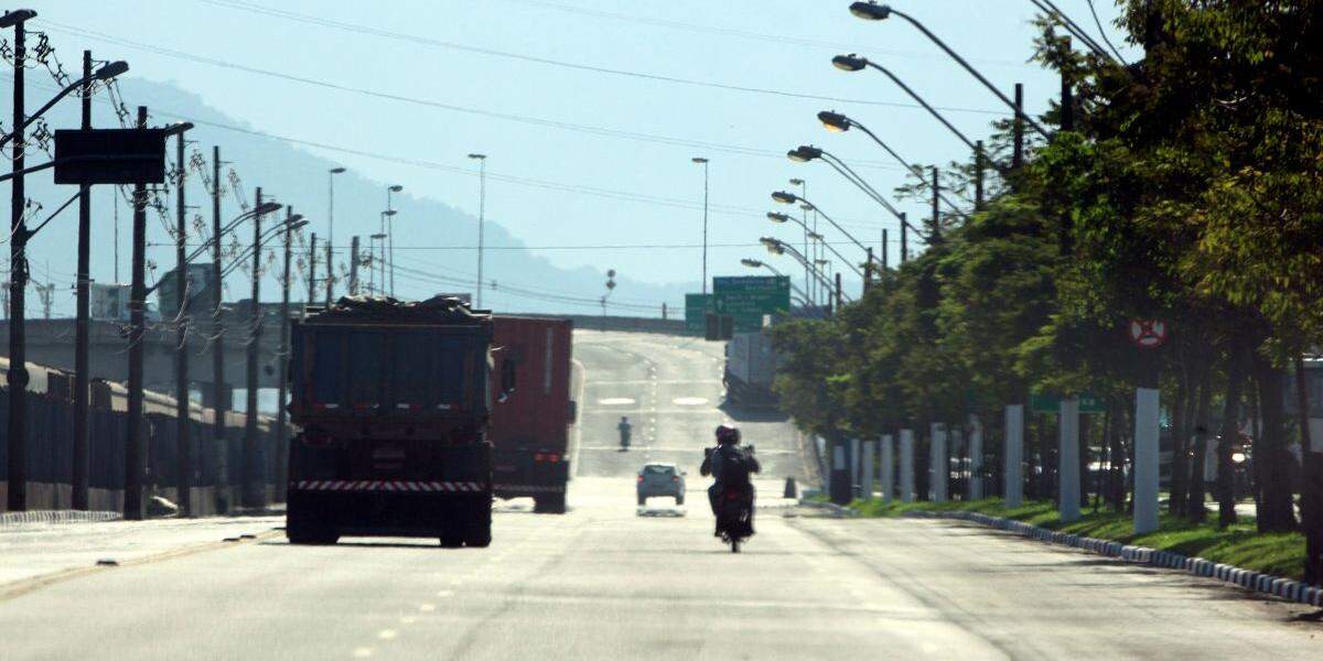 Trânsito de caminhões em Guarujá: obras da segunda fase da Avenida Perimetral da Margem Esquerda serão consideradas durante análise
