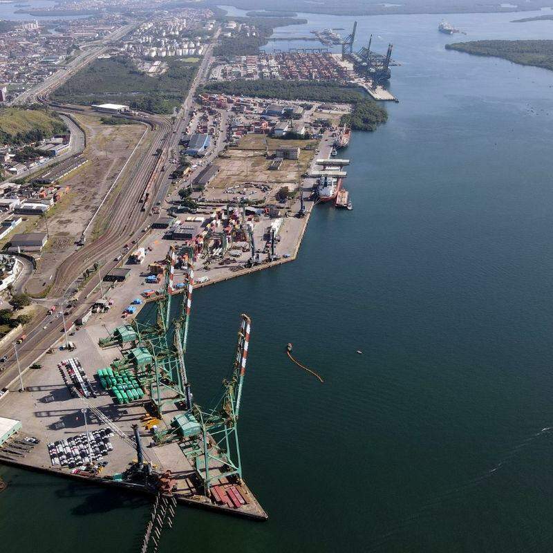 Reliance opera granéis sólidos no cais público do Saboó, na região destinada ao futuro Tecon Santos 10