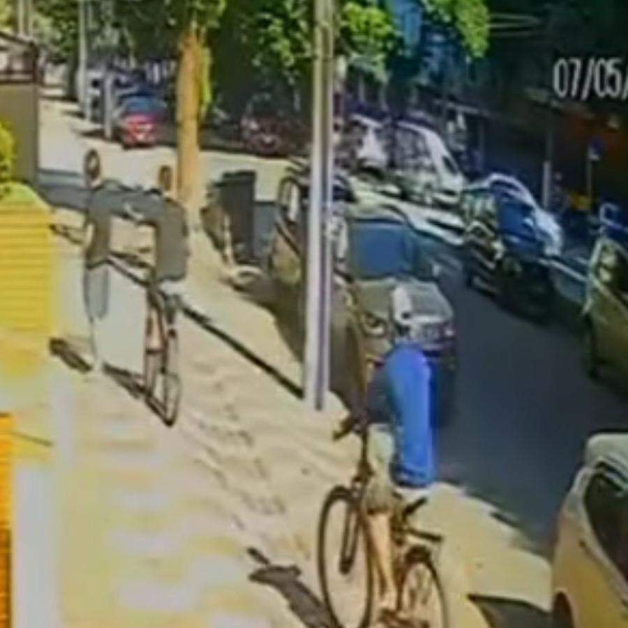 Homem estava parado na rua no momento da tentativa de roubo