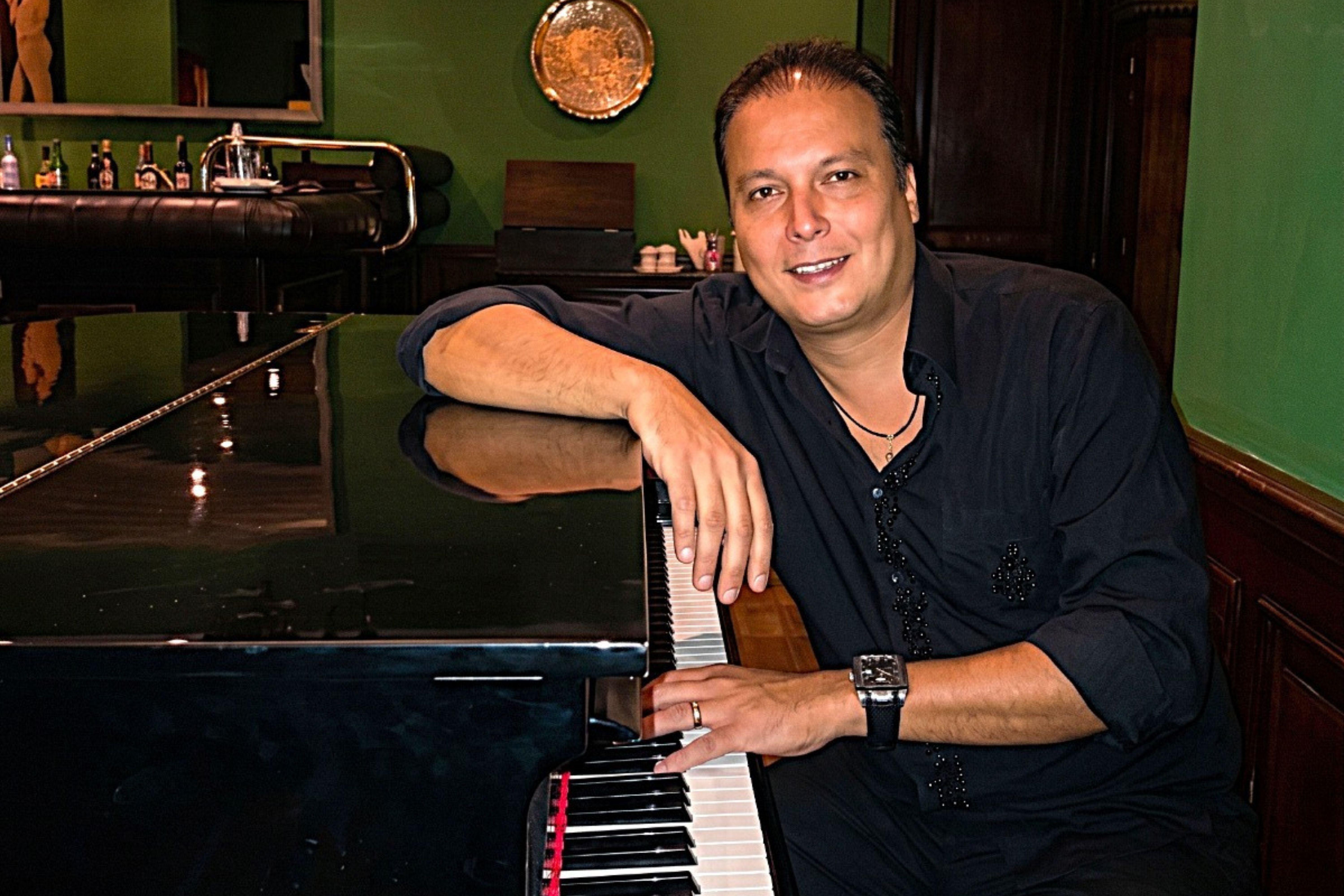 O pianista e compositor Newton Zago apresenta um repertório pinçado para a homenagear as mães