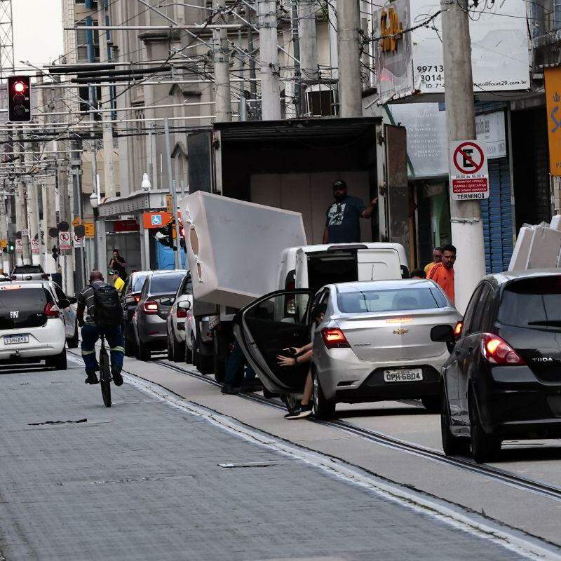 “Nas ruas transversais também não há onde parar. (...) Não conseguimos fazer carga e descarga às pressas”, afirma comerciante da região