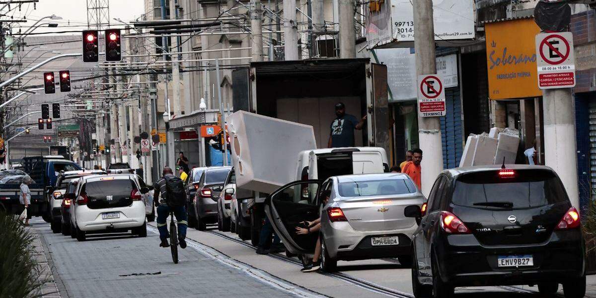 Estacionar nos trilhos fica proibido