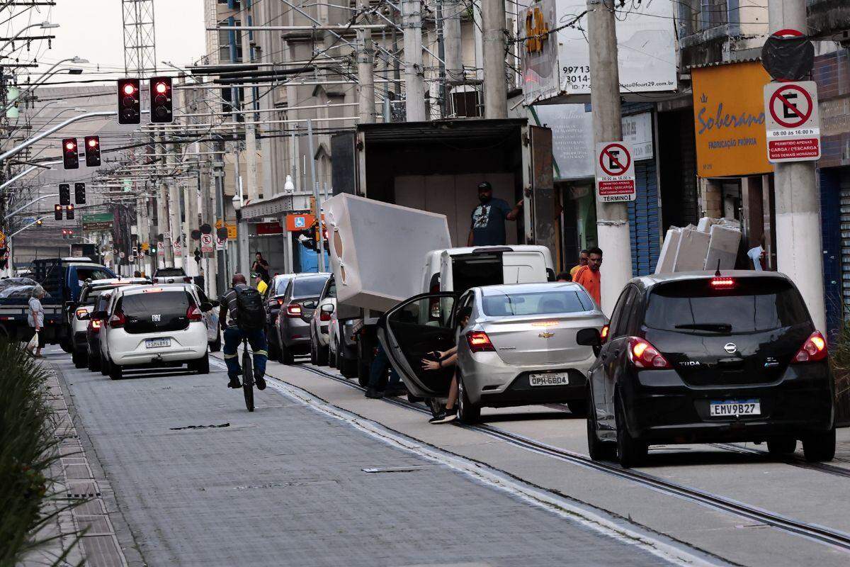 Estacionar nos trilhos fica proibido