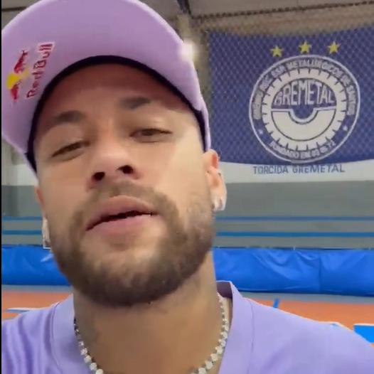 Neymar fez uma visita-surpresa no ginásio do Gremetal, na Vila Matias, em Santos