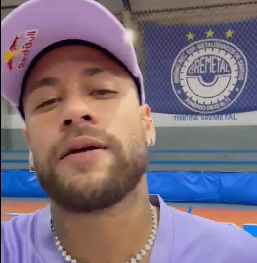 Neymar fez uma visita-surpresa no ginásio do Gremetal, na Vila Matias, em Santos