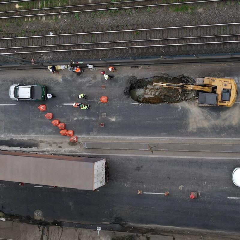 Buraco surgiu na manhã desta sexta em área de intenso fluxo de caminhões na Rua Xavier da Silveira, em Santos