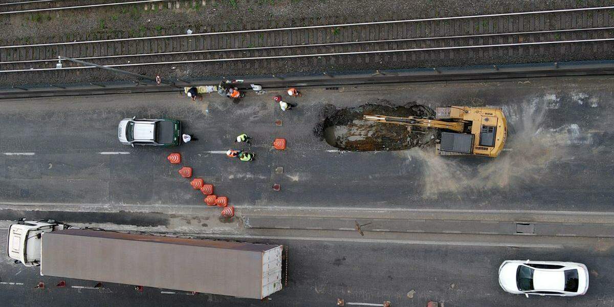Buraco surgiu na manhã desta sexta em área de intenso fluxo de caminhões na Rua Xavier da Silveira, em Santos