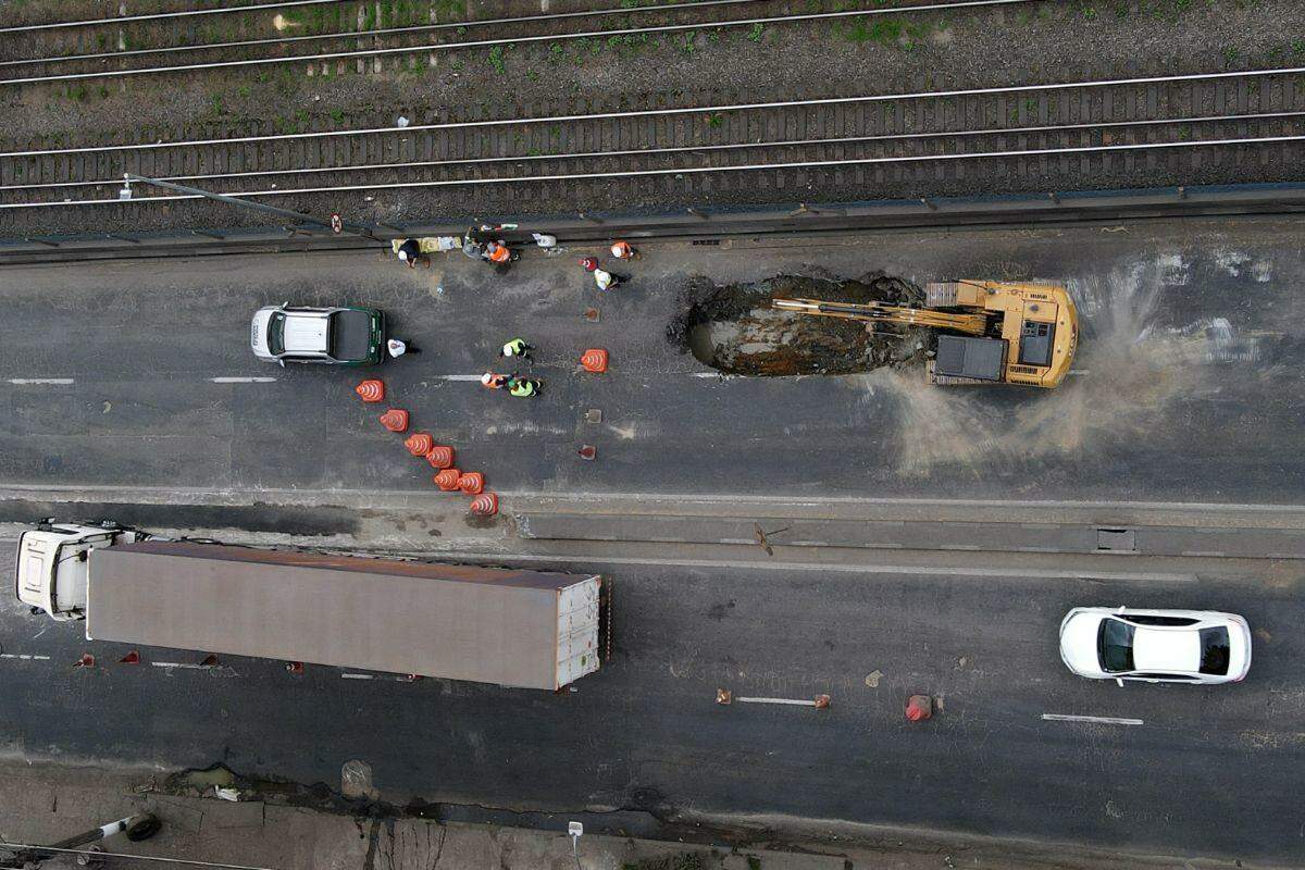 Buraco surgiu na manhã desta sexta em área de intenso fluxo de caminhões na Rua Xavier da Silveira, em Santos