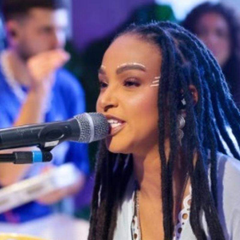 Sivuca, do Instituto Alana, conduz um workshop de percussão no Arte no Dique