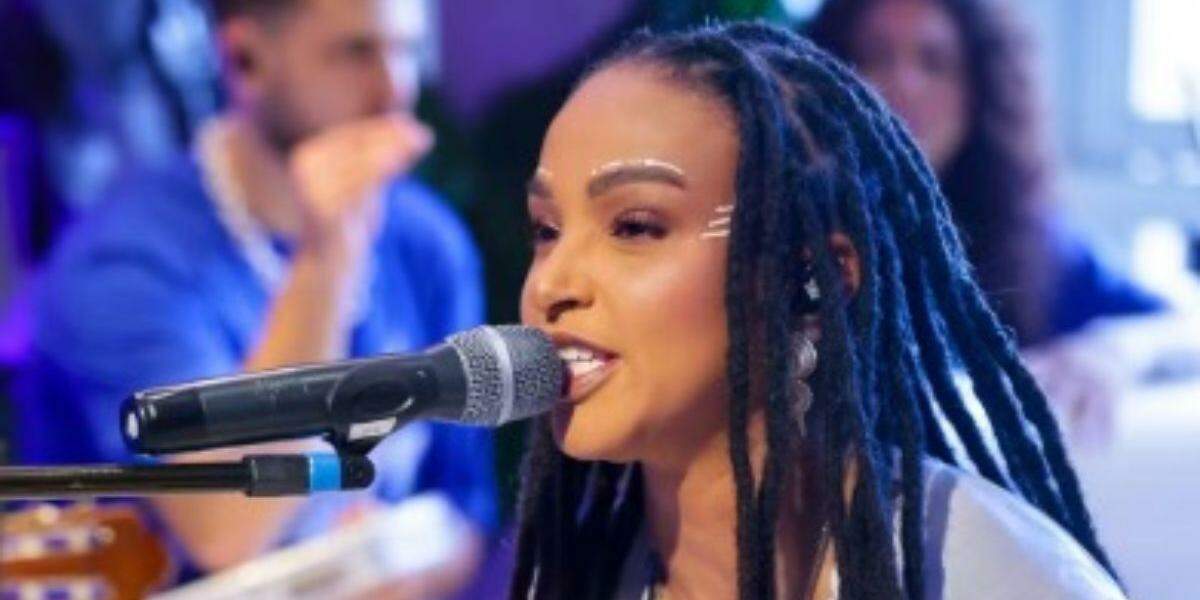 Sivuca, do Instituto Alana, conduz um workshop de percussão no Arte no Dique