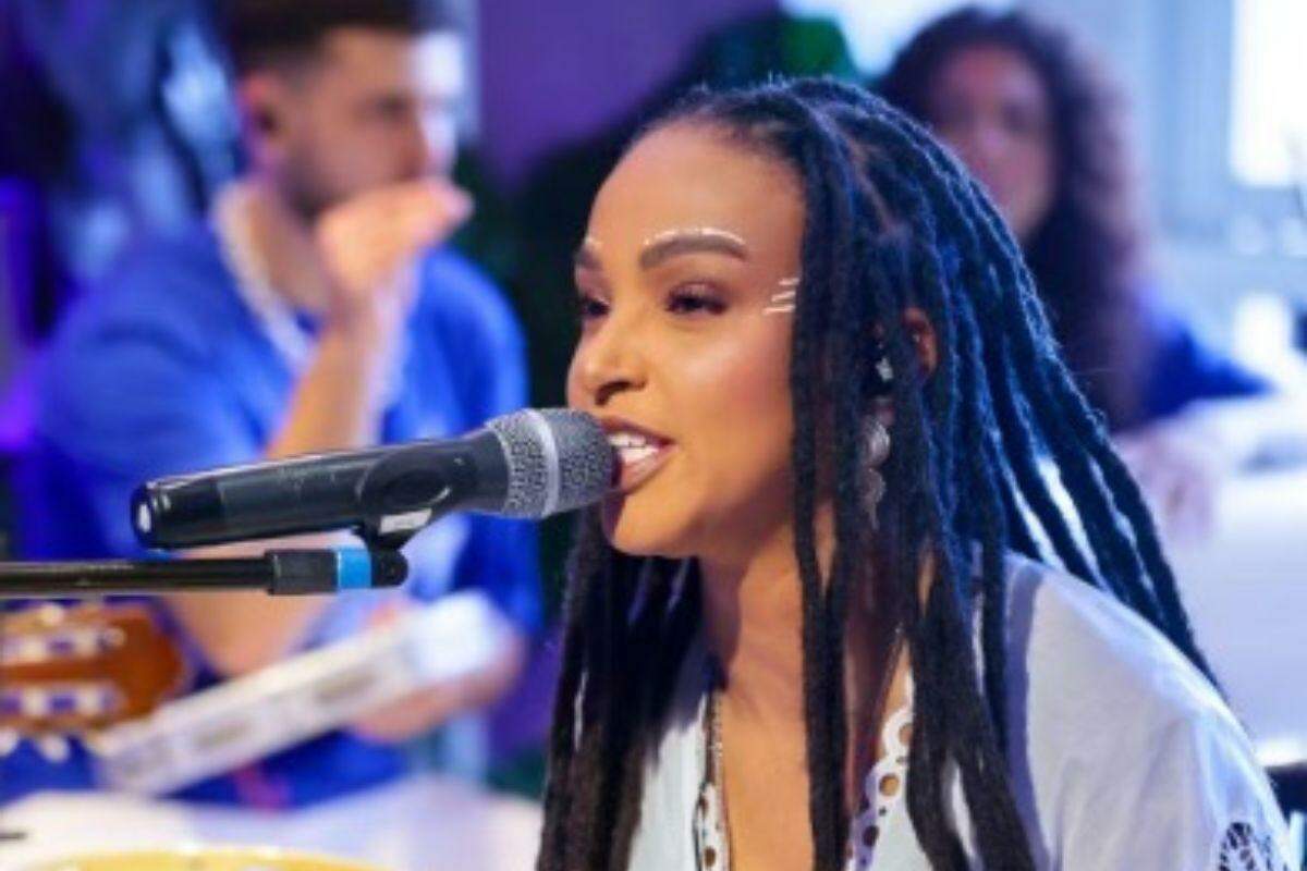 Sivuca, do Instituto Alana, conduz um workshop de percussão no Arte no Dique