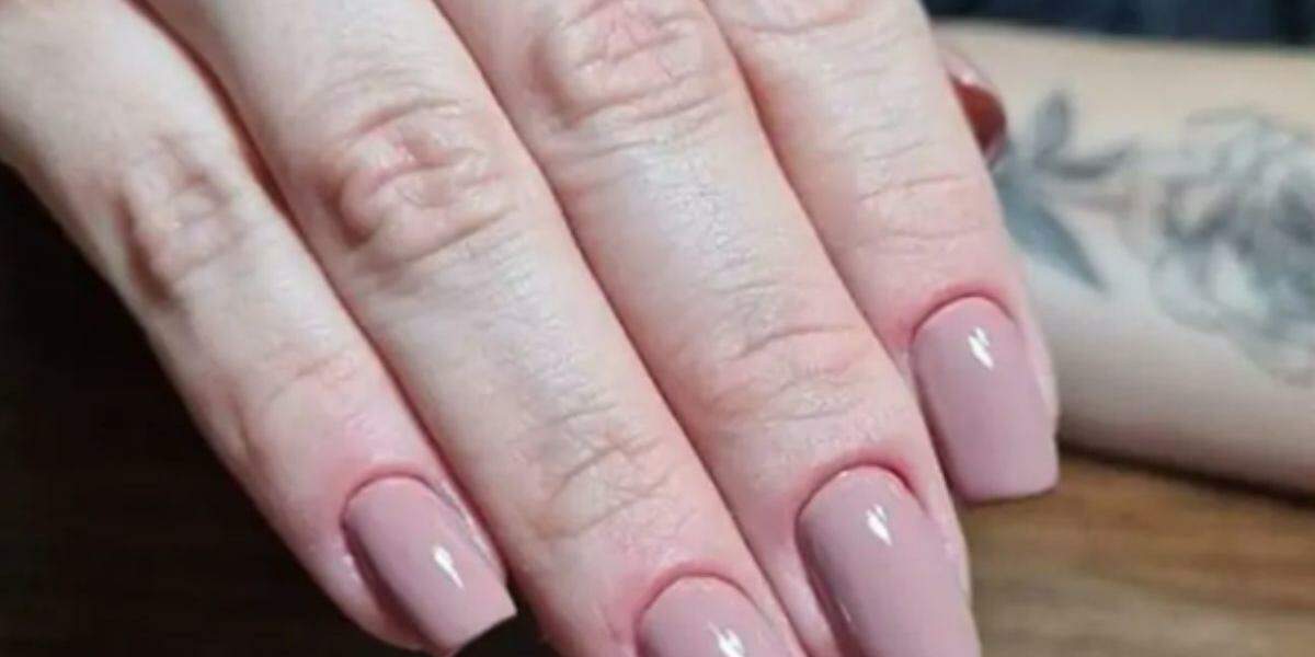 A cor de unha do momento é o nude rosado
