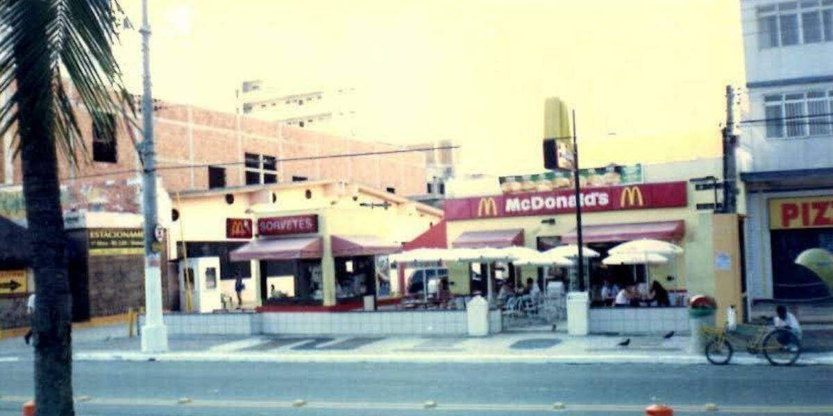 A inauguração da primeira loja do McDonald's à beira-mar aconteceu em 1995 em Praia Grande