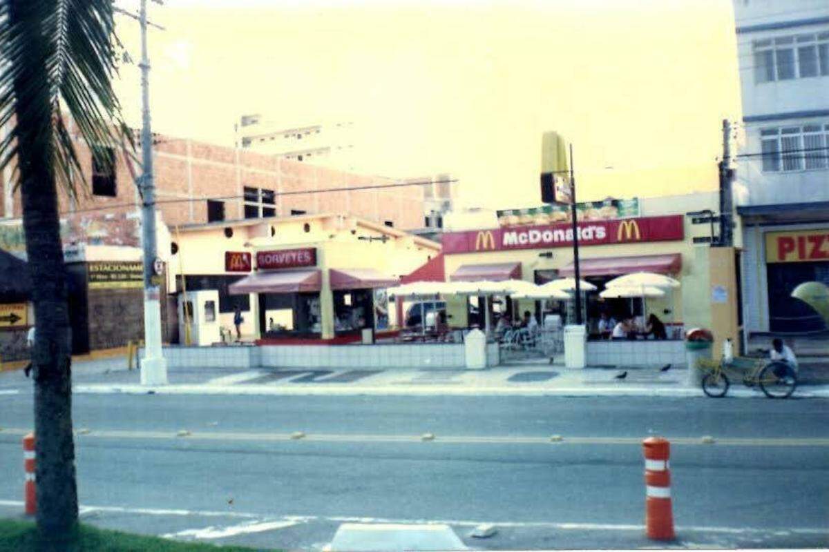 A inauguração da primeira loja do McDonald's à beira-mar aconteceu em 1995 em Praia Grande