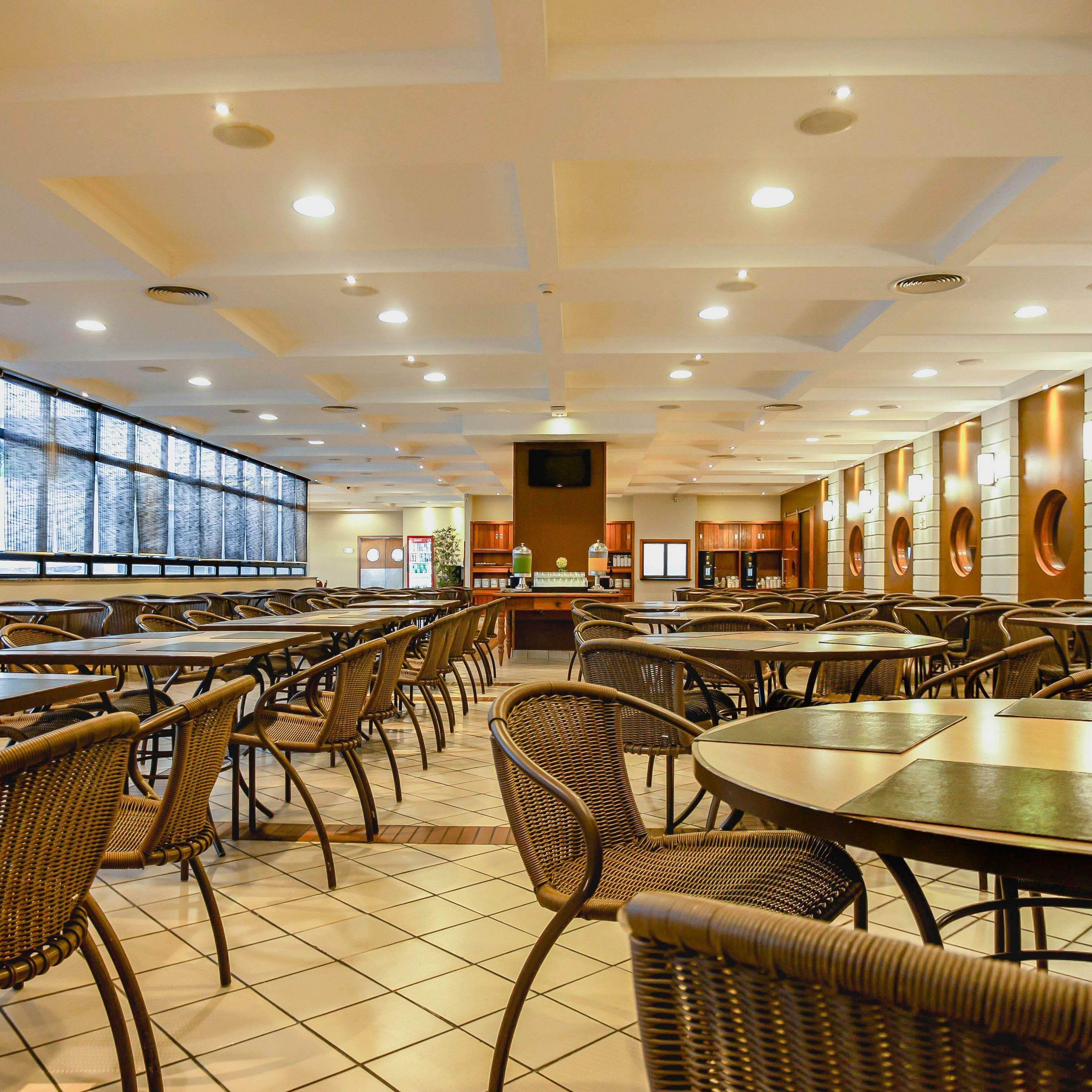 O Bourbon Convention Hotel Santos fica Av. Mal. Floriano Peixoto, 42, Gonzaga