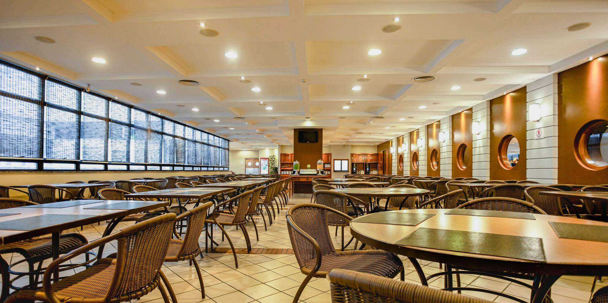 O Bourbon Convention Hotel Santos fica Av. Mal. Floriano Peixoto, 42, Gonzaga