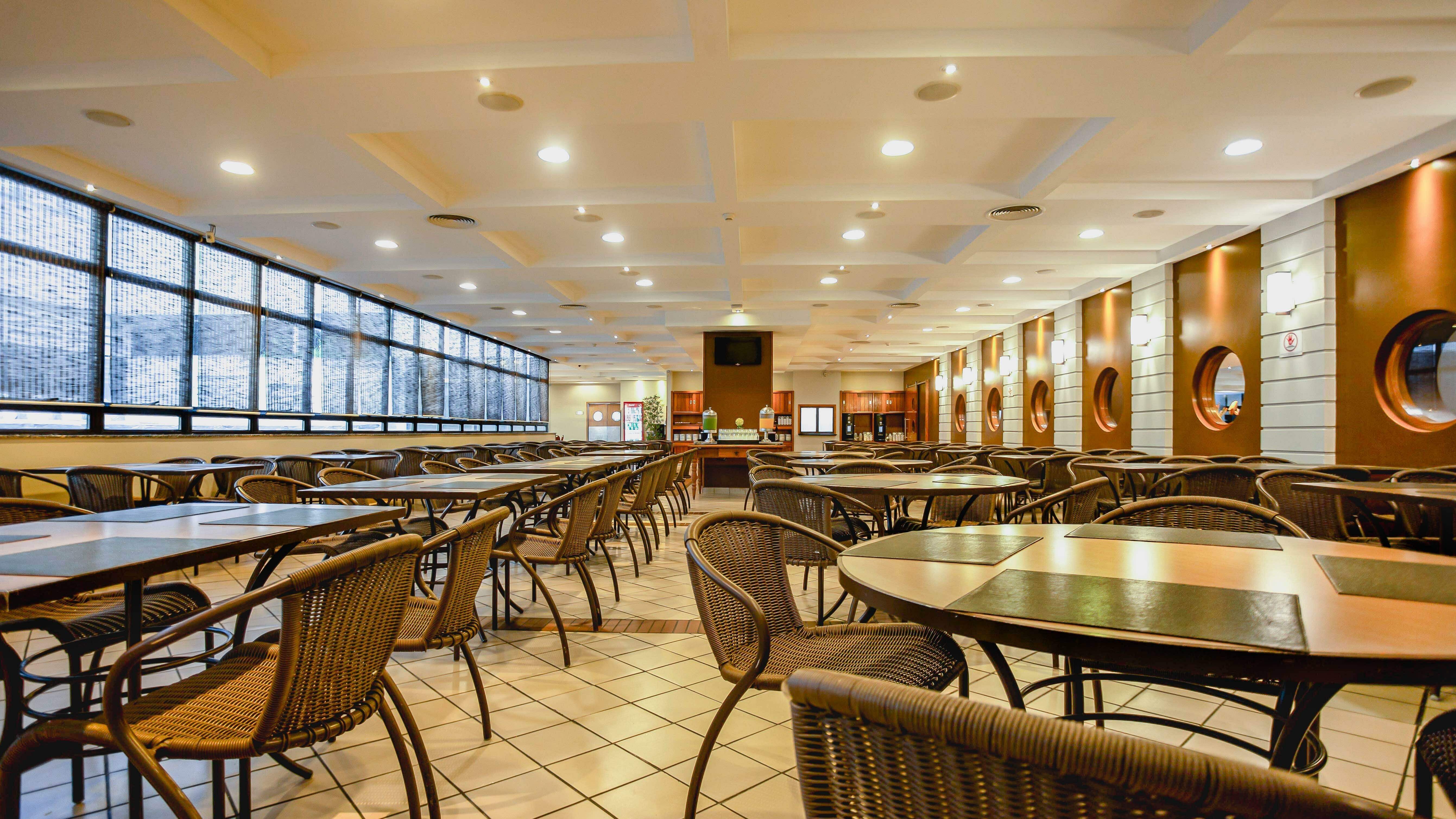 O Bourbon Convention Hotel Santos fica Av. Mal. Floriano Peixoto, 42, Gonzaga