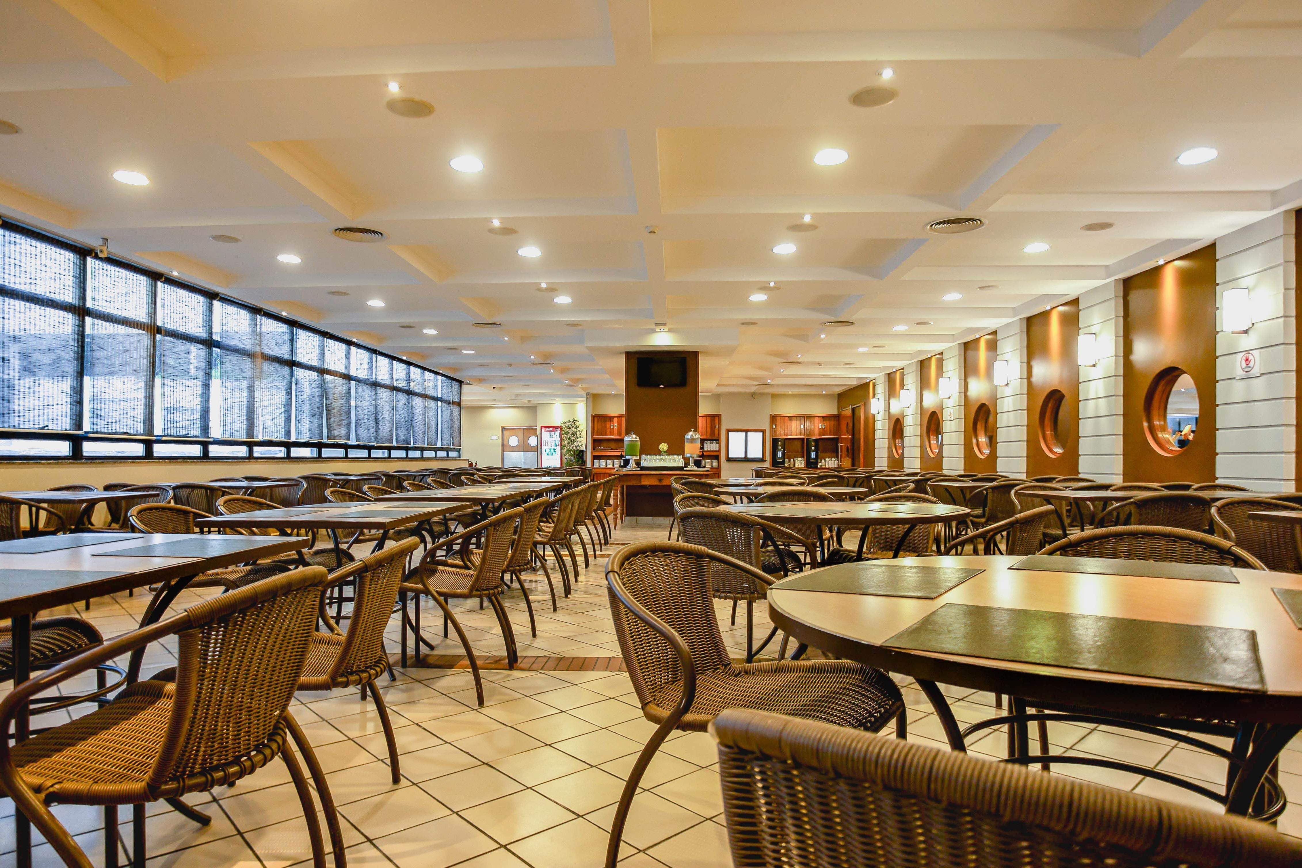 O Bourbon Convention Hotel Santos fica Av. Mal. Floriano Peixoto, 42, Gonzaga