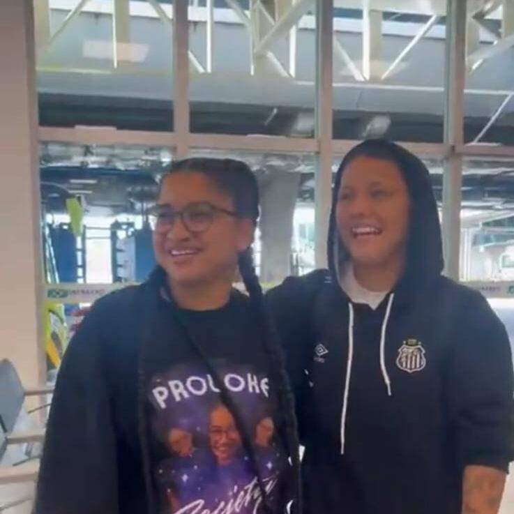 A ex-BBB encontrou as jogadoras do Santos FC em aeroporto, no Rio de Janeiro