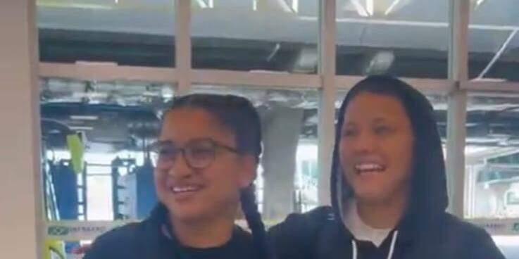 A ex-BBB encontrou as jogadoras do Santos FC em aeroporto, no Rio de Janeiro