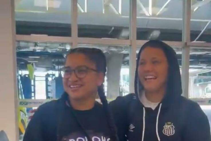 A ex-BBB encontrou as jogadoras do Santos FC em aeroporto, no Rio de Janeiro