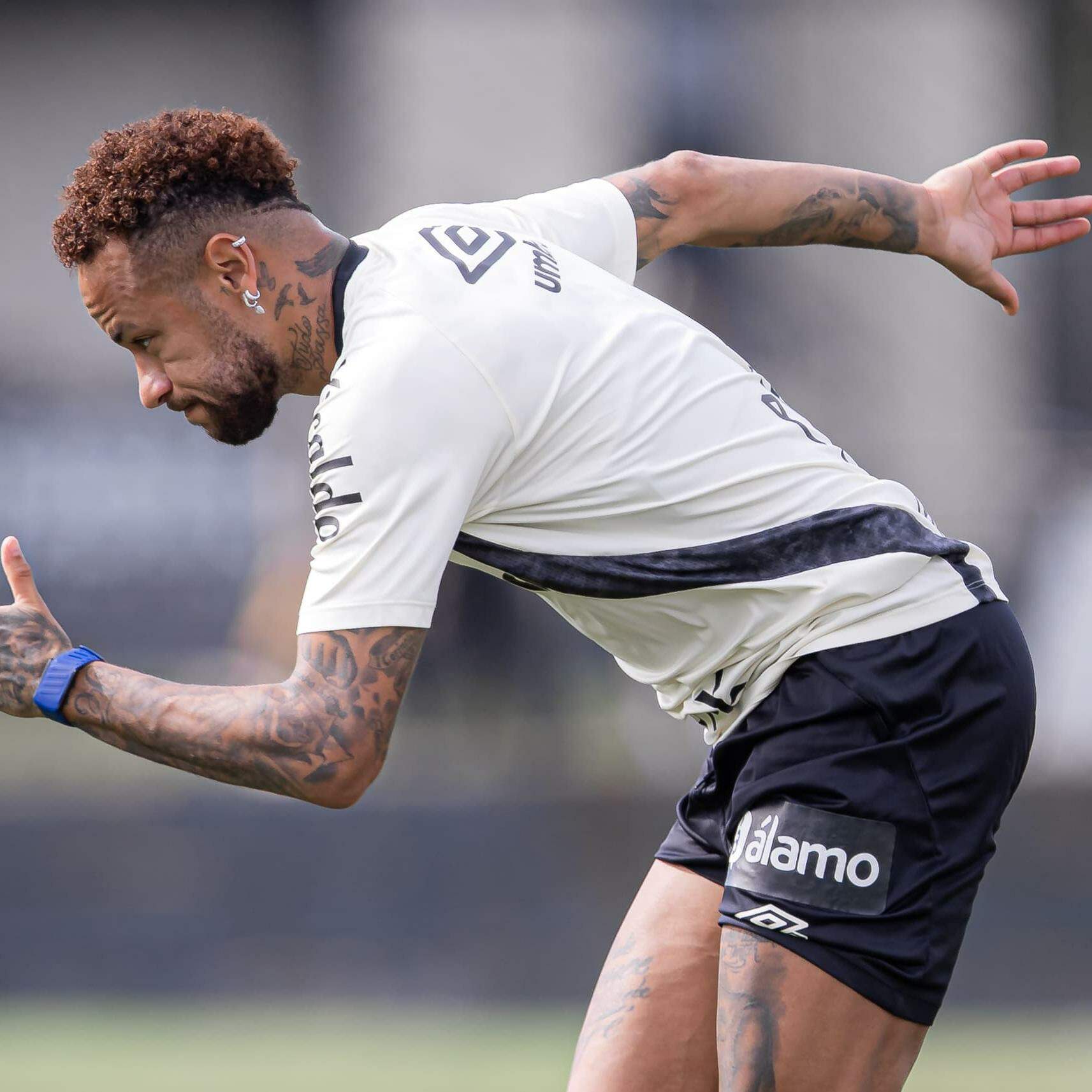 Neymar faz contra o RB Bragantino o último jogo na Vila antes da convocação para a Copa