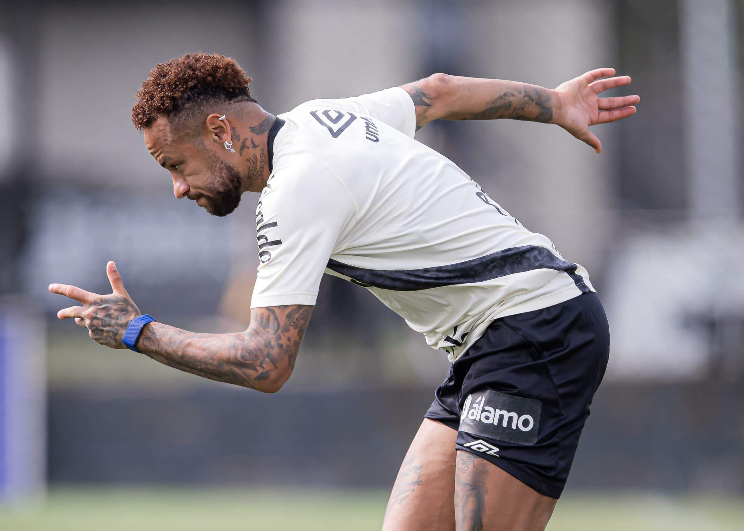 Neymar faz contra o RB Bragantino o último jogo na Vila antes da convocação para a Copa