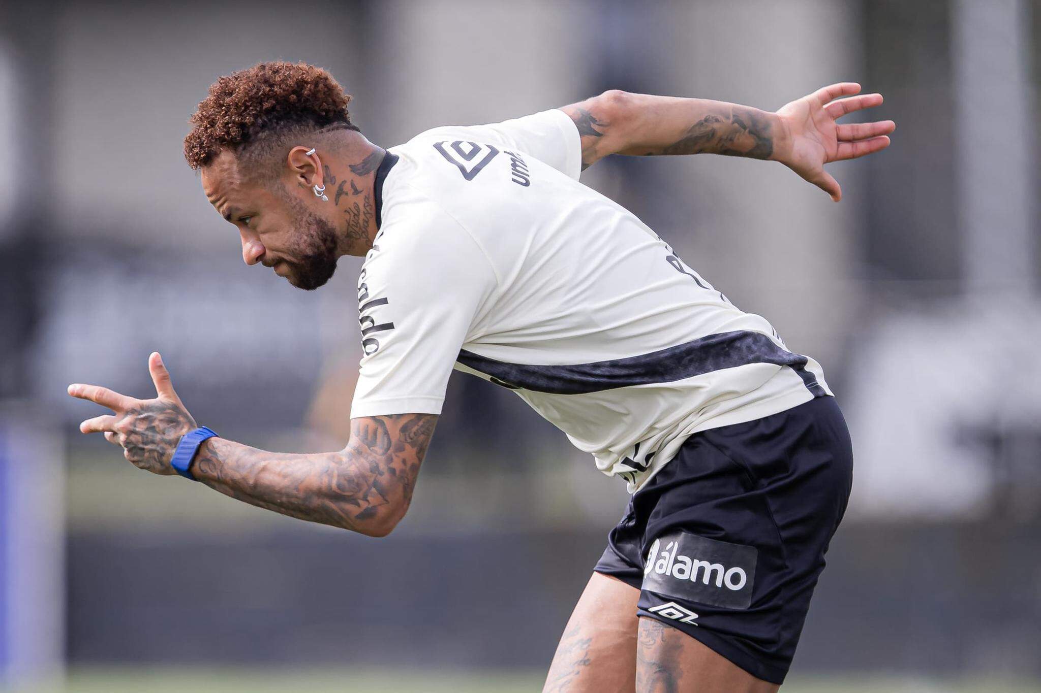 Neymar faz contra o RB Bragantino o último jogo na Vila antes da convocação para a Copa