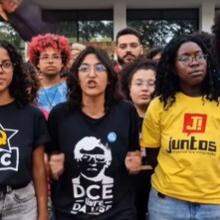 Entre 150 a 200 estudantes, segundo o Diretório Central dos Estudantes (DCE), se revezam em diferentes turnos durante a greve