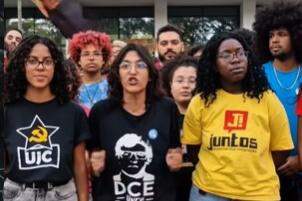 Entre 150 a 200 estudantes, segundo o Diretório Central dos Estudantes (DCE), se revezam em diferentes turnos durante a greve