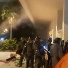 Atuação policial teria acontecido por volta das 4h15 e deixado pessoas feridas após a utilização de bombas de efeito moral e gás lacrimogêneo