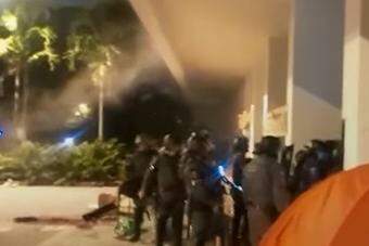 Atuação policial teria acontecido por volta das 4h15 e deixado pessoas feridas após a utilização de bombas de efeito moral e gás lacrimogêneo