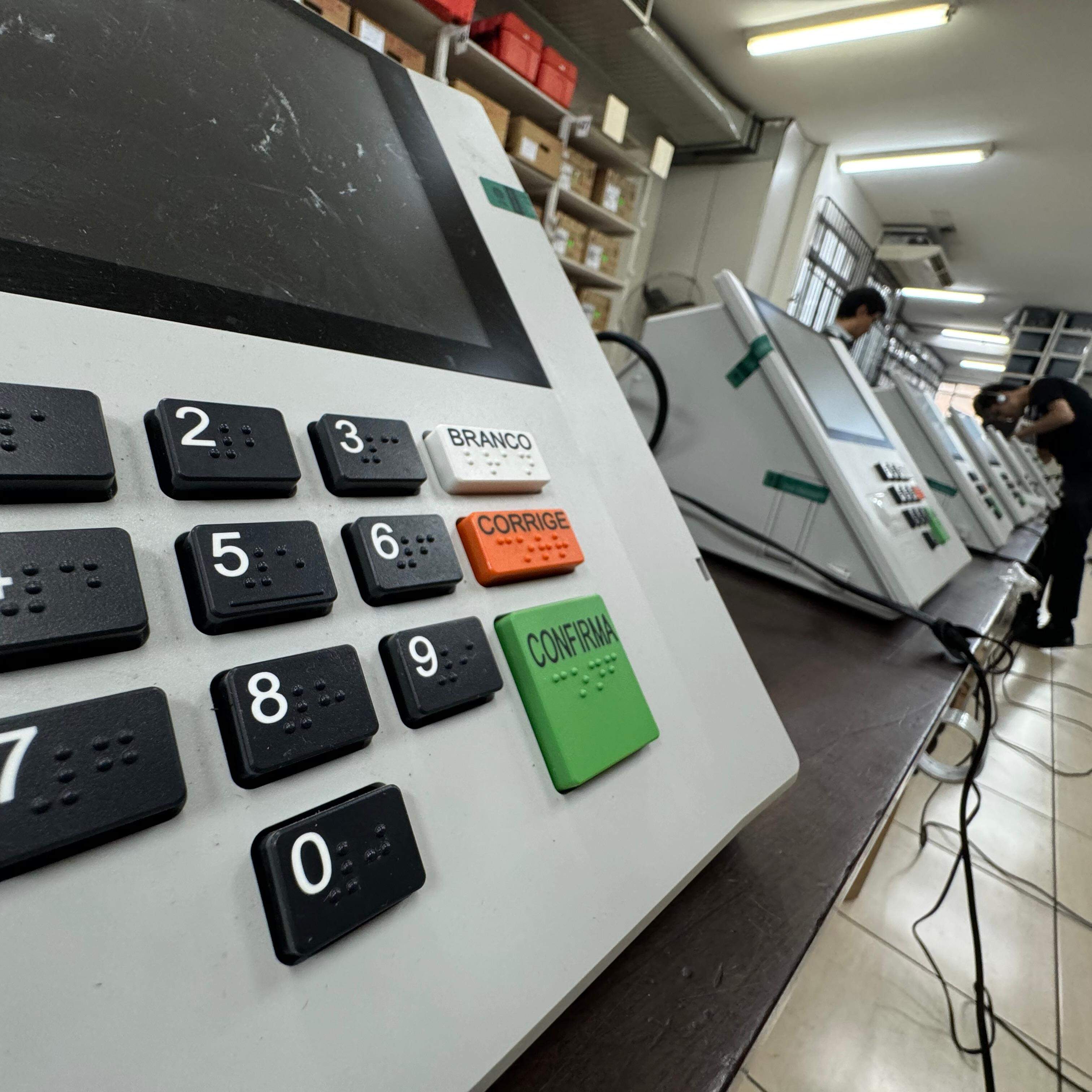 Criada para combater fraudes e agilizar resultados, urna eletrônica completa três décadas cercada de avanços tecnológicos