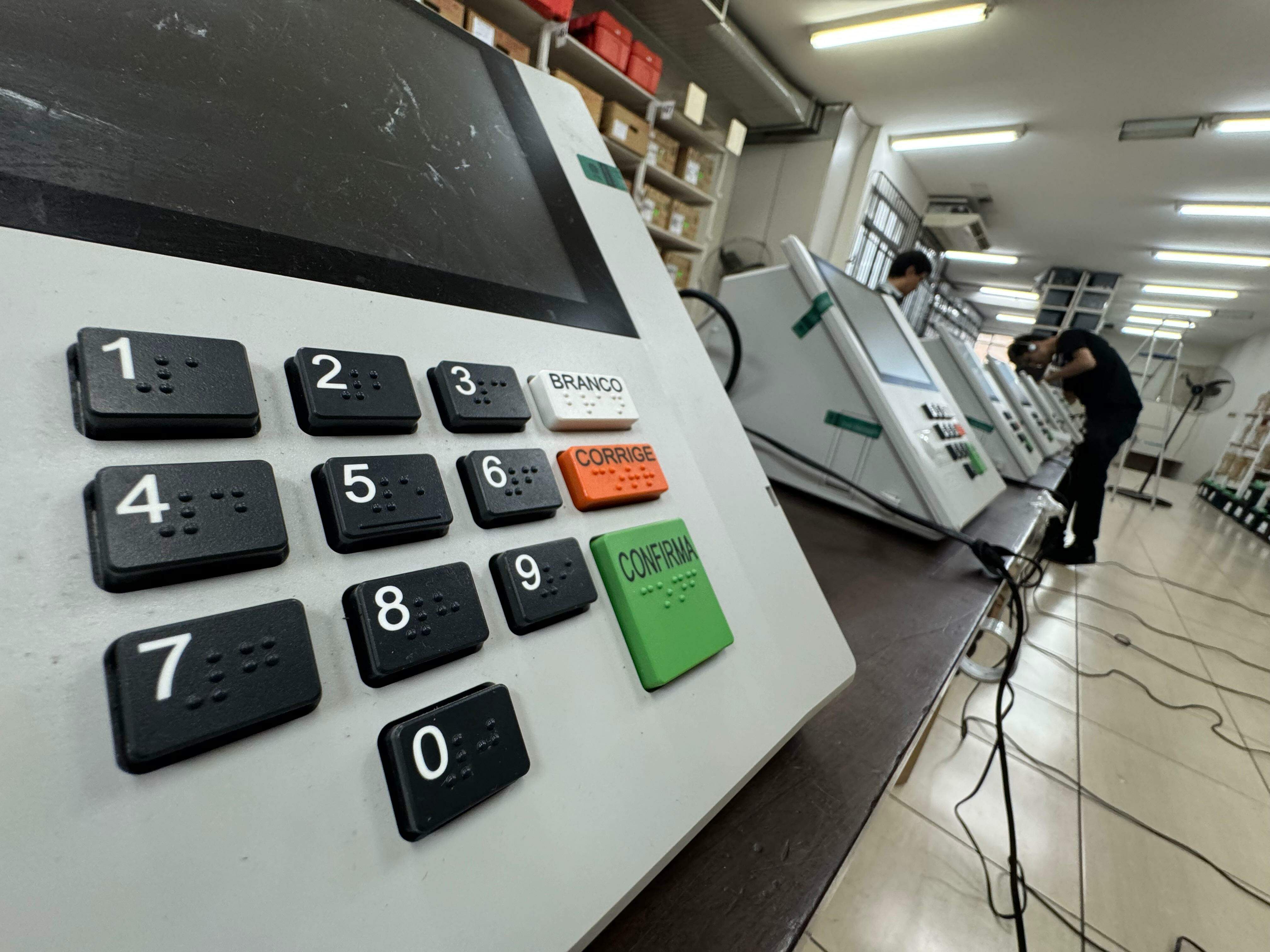 Criada para combater fraudes e agilizar resultados, urna eletrônica completa três décadas cercada de avanços tecnológicos