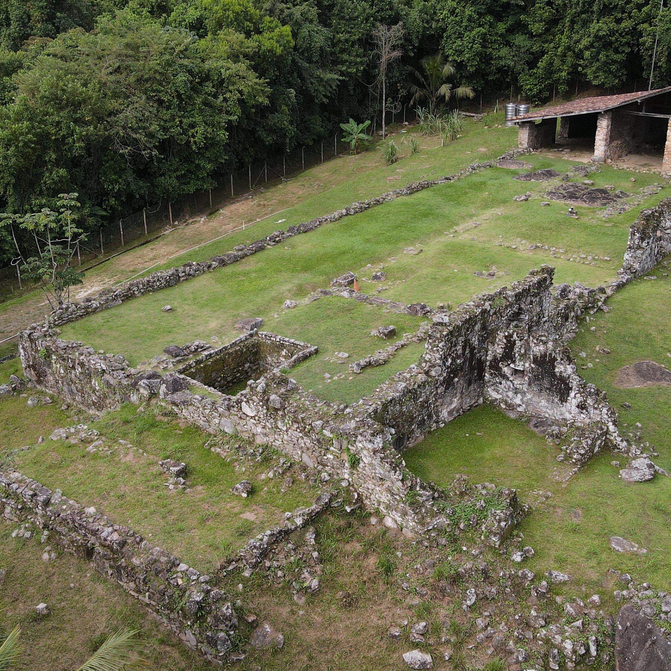 Monumento Nacional Ruínas Engenho São Jorge dos Erasmos fica em Santos e foi construído em 1534