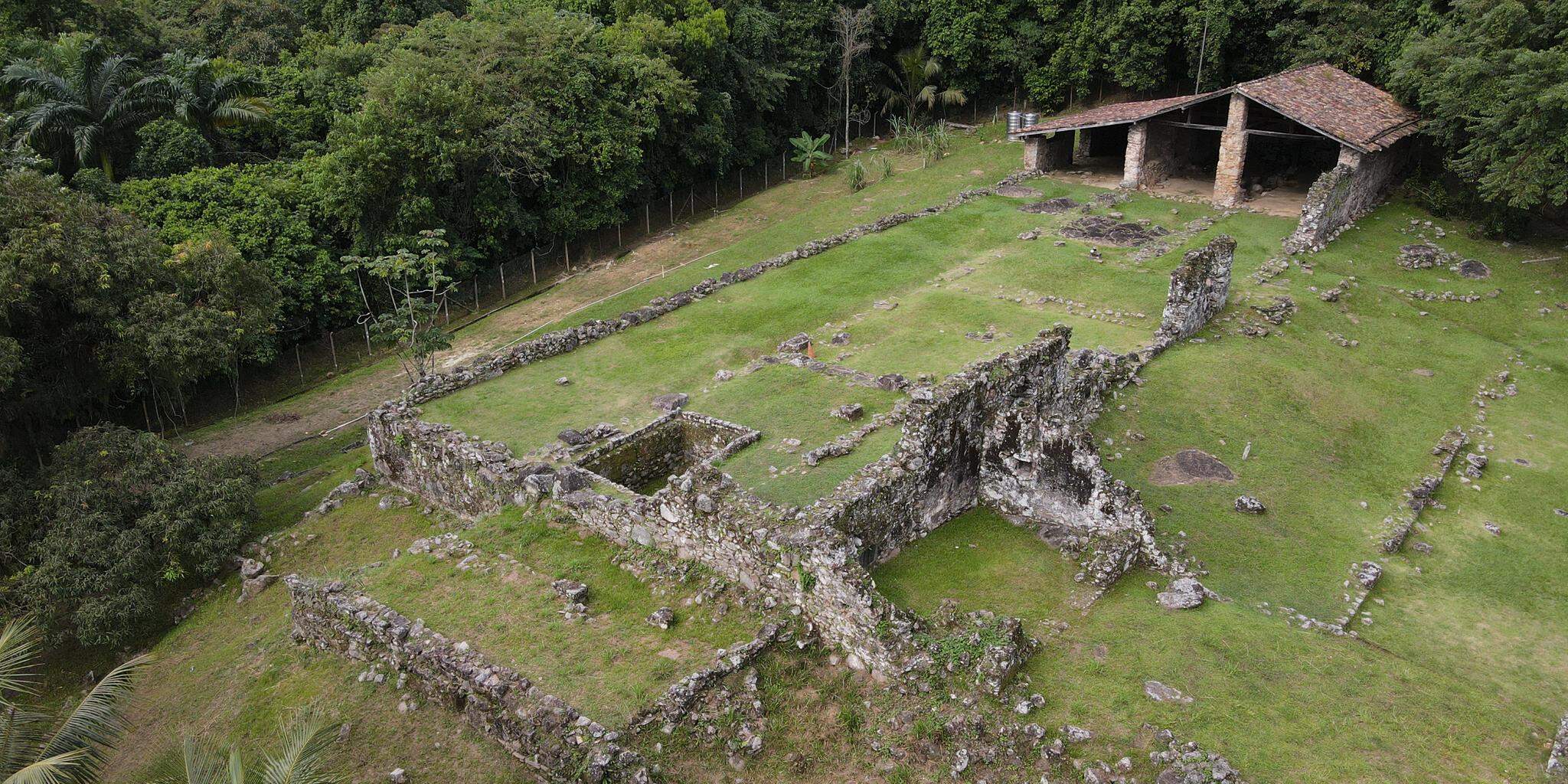 Monumento Nacional Ruínas Engenho São Jorge dos Erasmos fica em Santos e foi construído em 1534