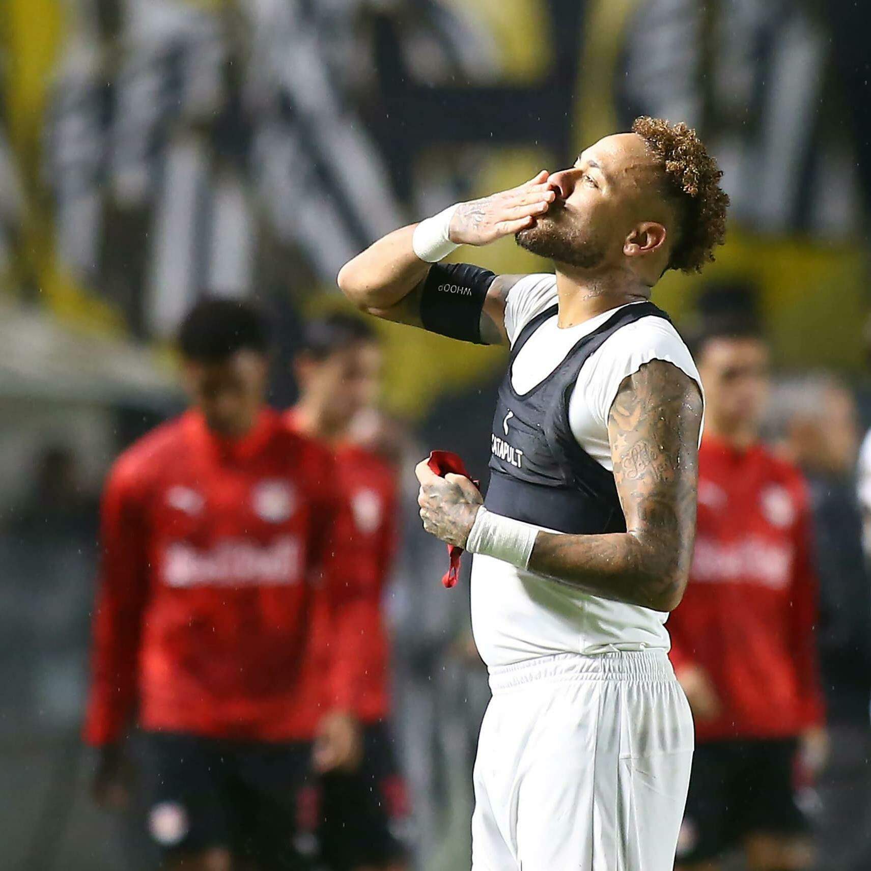 Neymar marcou o quarto gol no Brasileirão, que ajudou o Santos a quebrar a série de sete jogos sem vitória