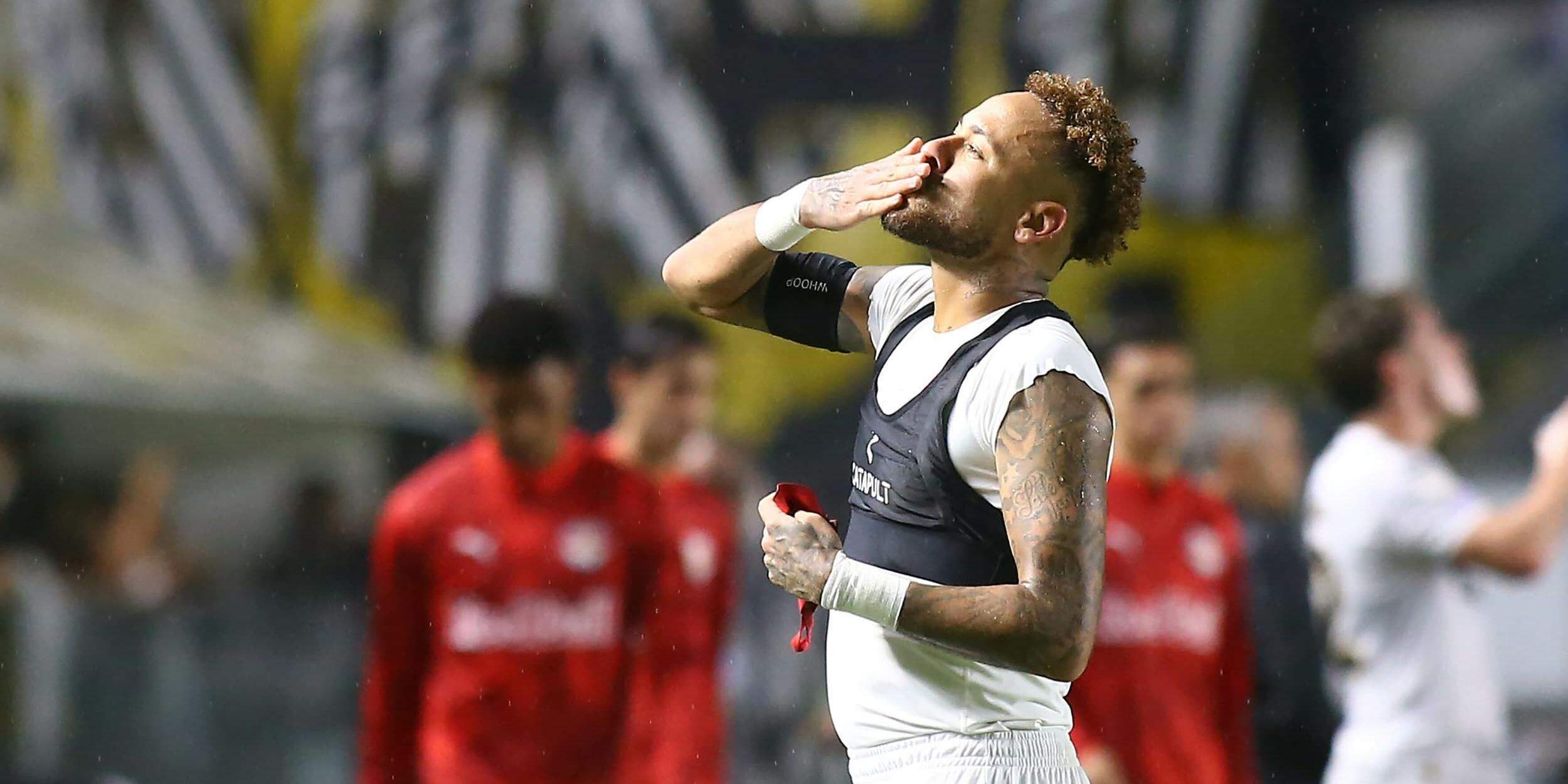 Neymar marcou o quarto gol no Brasileirão, que ajudou o Santos a quebrar a série de sete jogos sem vitória
