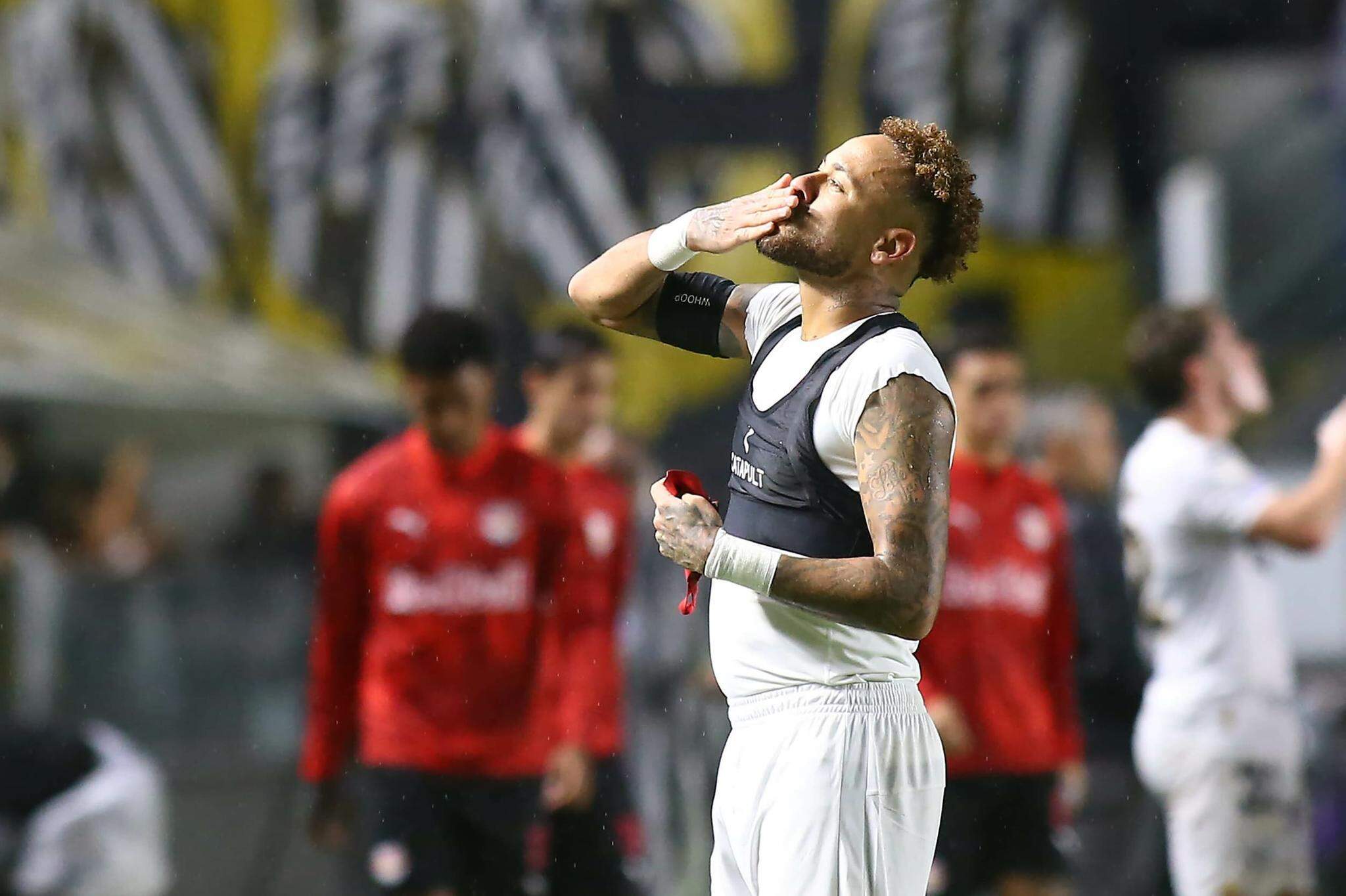 Neymar marcou o quarto gol no Brasileirão, que ajudou o Santos a quebrar a série de sete jogos sem vitória