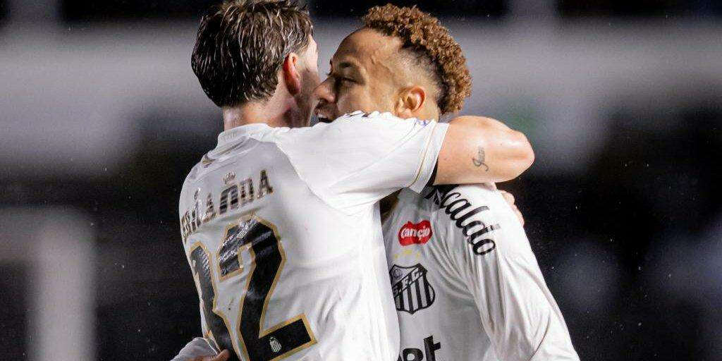 Rollheiser e Neymar comemoram o primeiro gol na vitória sobre o Red Bull Bragantino