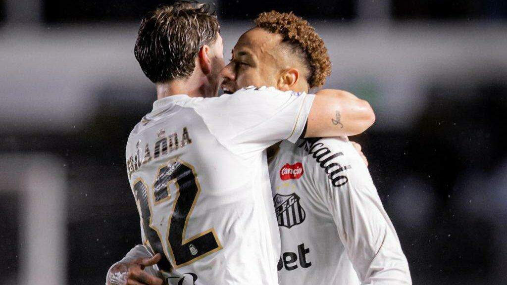 Rollheiser e Neymar comemoram o primeiro gol na vitória sobre o Red Bull Bragantino