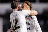 Rollheiser e Neymar comemoram o primeiro gol na vitória sobre o Red Bull Bragantino