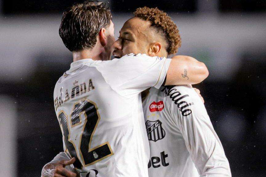 Rollheiser e Neymar comemoram o primeiro gol na vitória sobre o Red Bull Bragantino