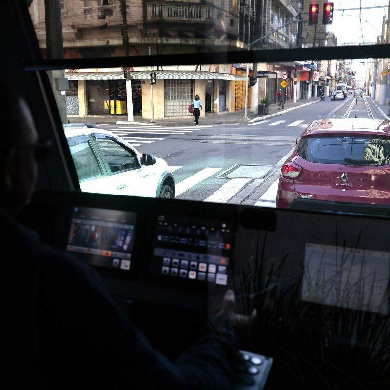 Via férrea é só para o VLT: carro parado em sinal vermelho fechou veículo leve, para o qual luz era verde