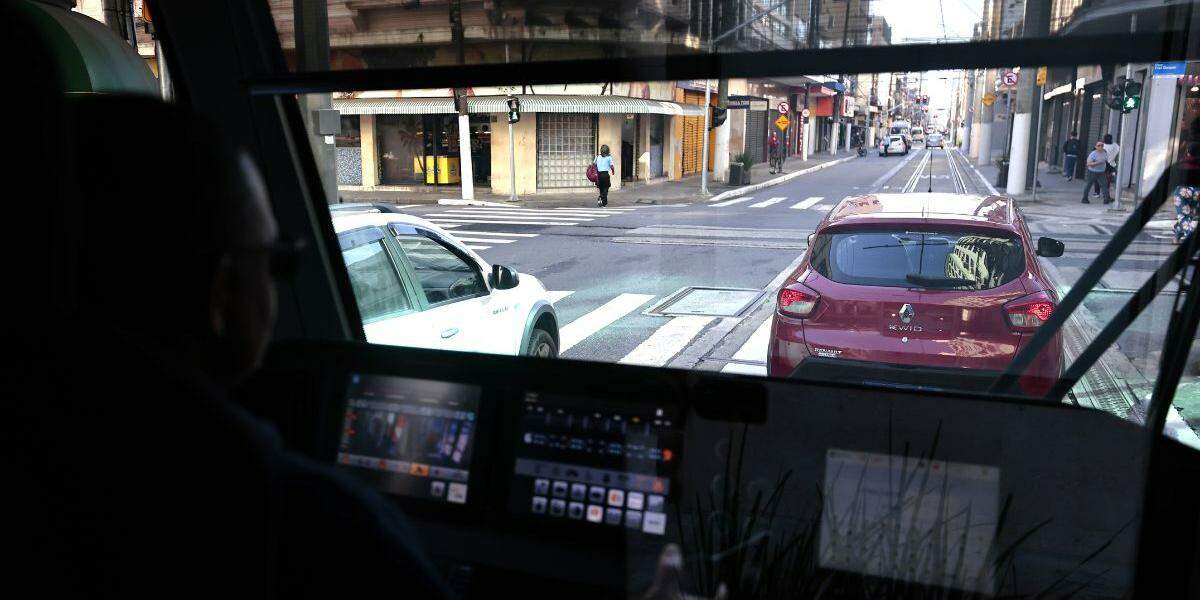 Via férrea é só para o VLT: carro parado em sinal vermelho fechou veículo leve, para o qual luz era verde