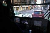 Via férrea é só para o VLT: carro parado em sinal vermelho fechou veículo leve, para o qual luz era verde