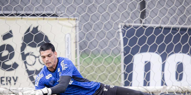 Gabriel Brazão volta à meta do Peixe na decisão da vaga às oitavas de final da Copa do Brasil