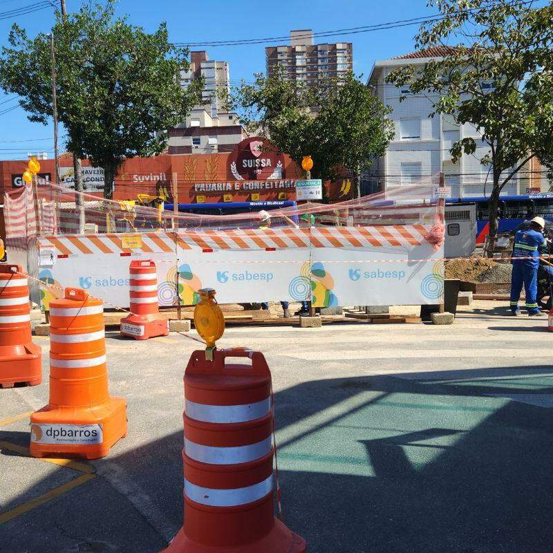 Coletor de esgoto na Avenida Bernardino de Campos, no Campo Grande, está passando por recuperação